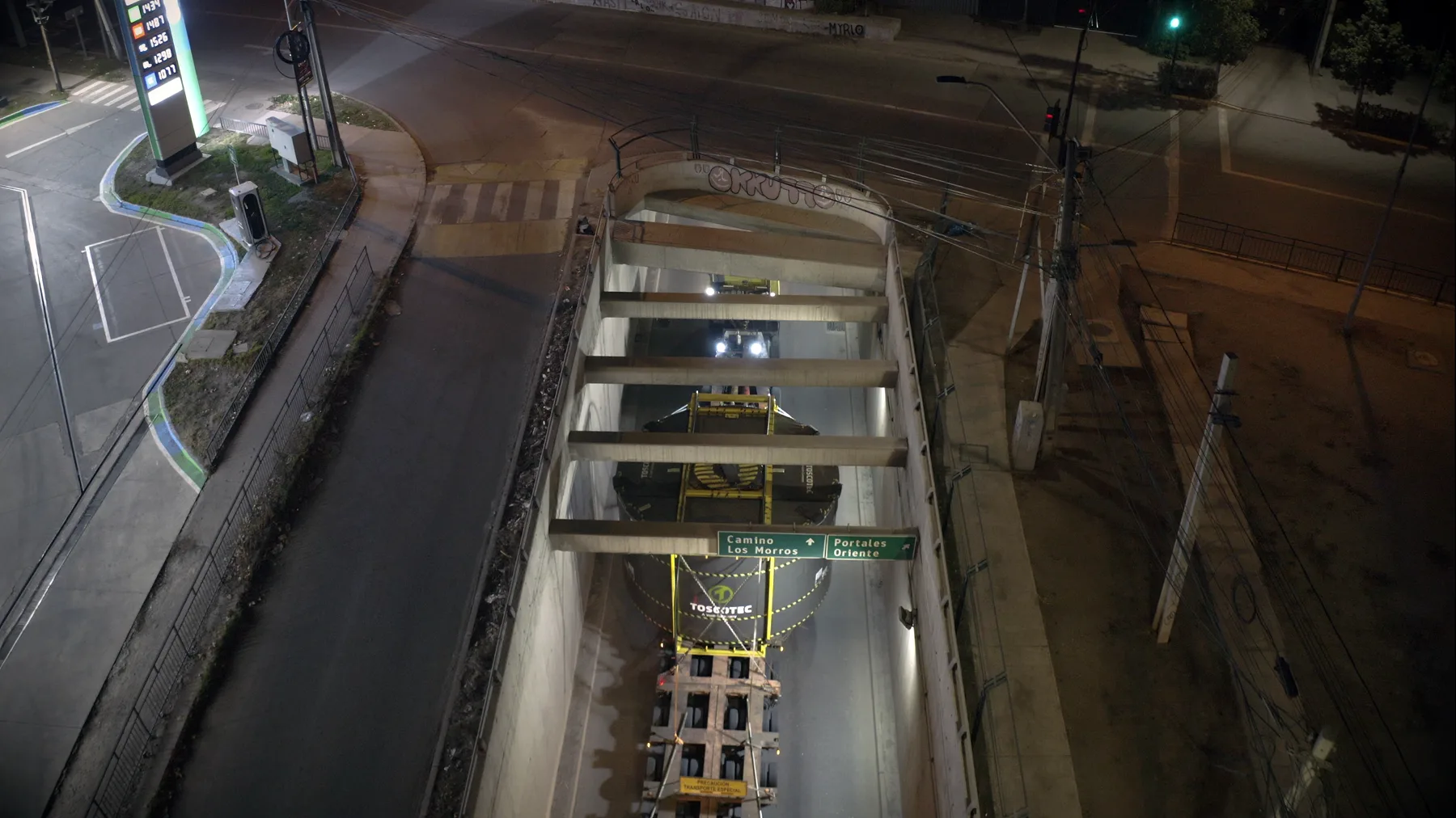 Transporte nocturno de un estanque sobredimensionado bajo un paso vial
